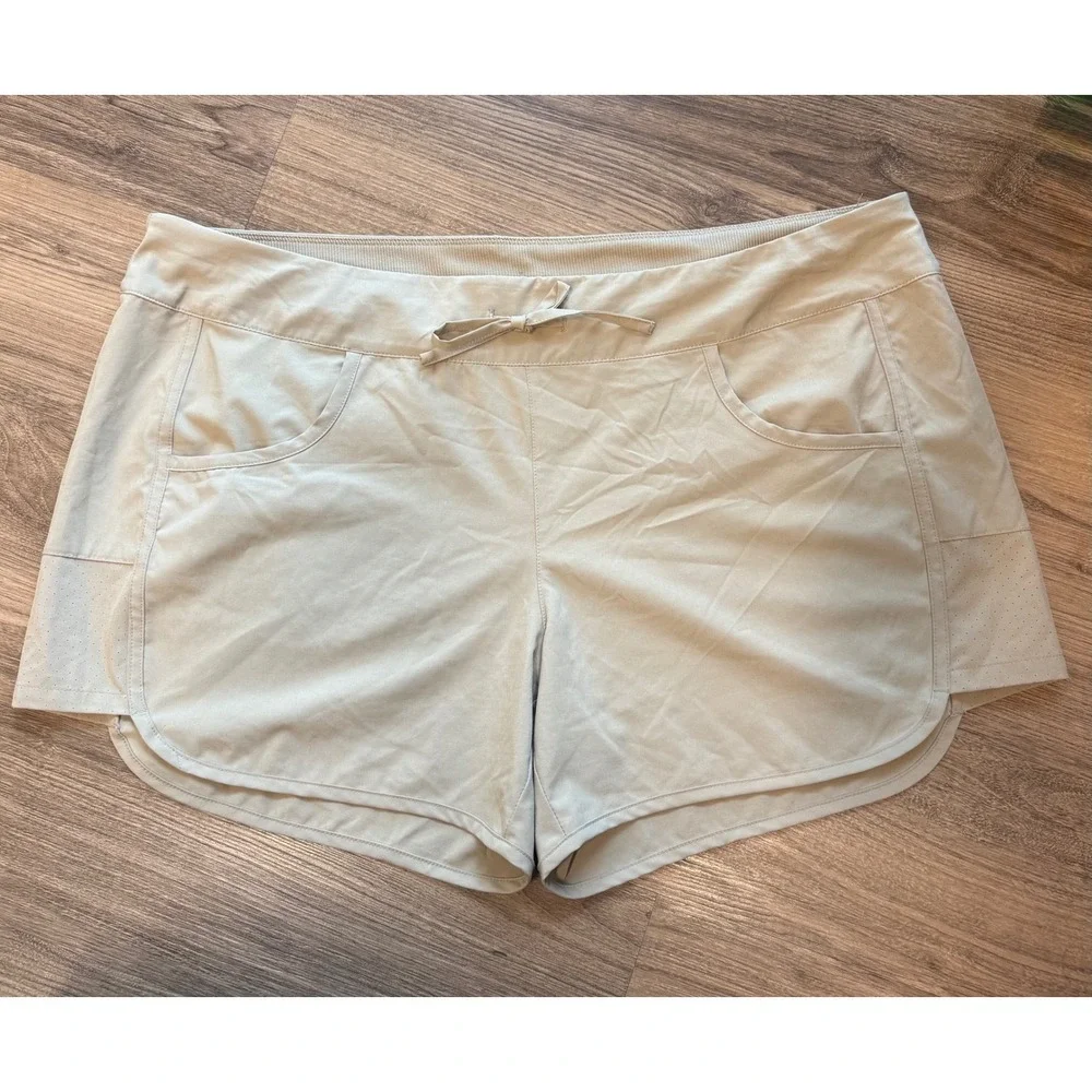 Magellan Outdoors Fish Gear Shorts Womens XXL Khaki Water Repellent Hiking Fish